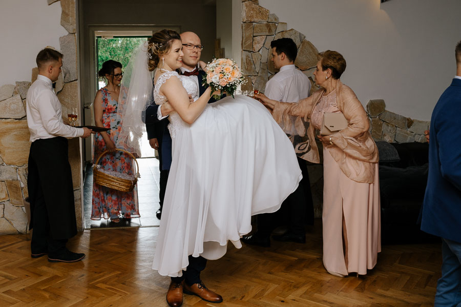 Fotograf ślubny Śląsk - Sfotografowani Marcin Pluta Wejście na salę, Sala Bankietowa AS Justyna Sikora Hutki, Zdjęcia ślubne Śląsk, Fotograf na ślub