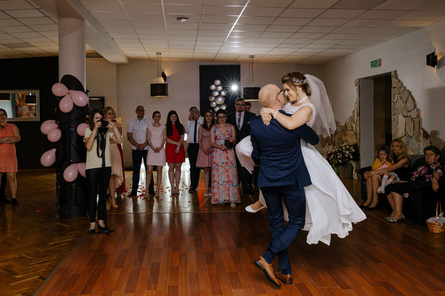 Pierwszy taniec, Sala Bankietowa AS Hutki, Fotograf ślubny daje radę, Naturalny reportaż zdjęciowy