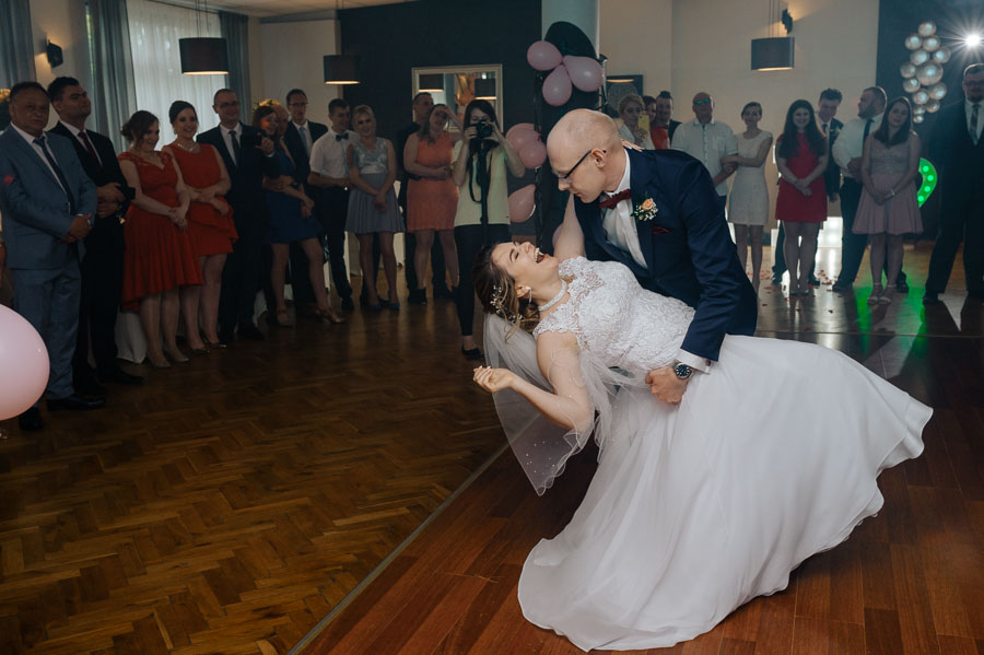 Szalony pierwszy taniec, Zdjęcie ślubne pozowane, Fotograf Marcin Pluta