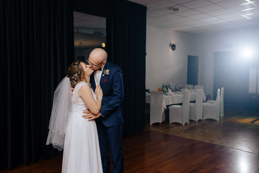 Fotografia Ślubna Śląsk - Sfotografowani Marcin Pluta Pocałunek w Sala Bankietowa AS Hutki, Fotograf na wesele, Sesja ślubna Śląsk