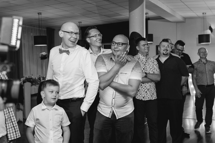Fotograf ślubny Śląsk - Sfotografowani Marcin Pluta Panowie się namyślają, Fotografia plenerowa, Zdjęcia ślubne plenerowe Śląsk