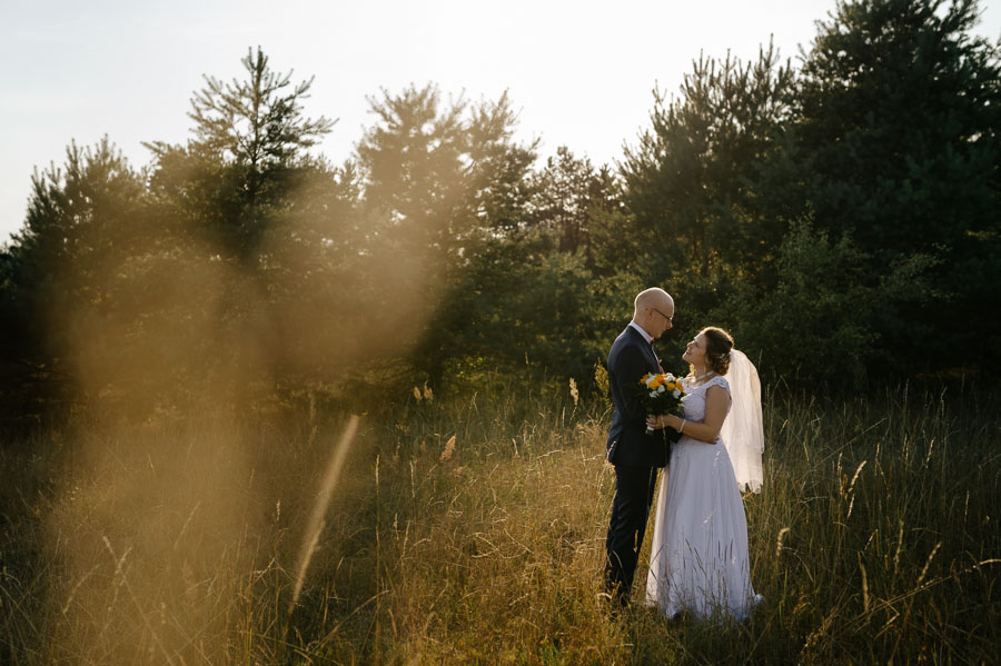 Zdjęcie ślubne z słońcem w tle