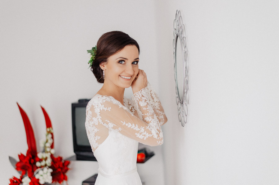 Zakładanie kolczyków, Dobry fotograf weselny, Fotograf ślubny Kraków - Małopolska