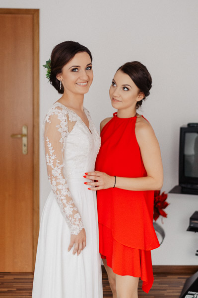 Portret Pani Młodej ze świadkową, Reportaż ślubny cennik, Ceny fotografii ślubnej