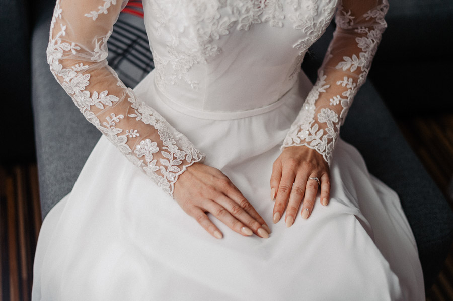 Detal - ręce Pani Młodej, Fotografia ślubna, Ulotne chwile w dniu ślubu