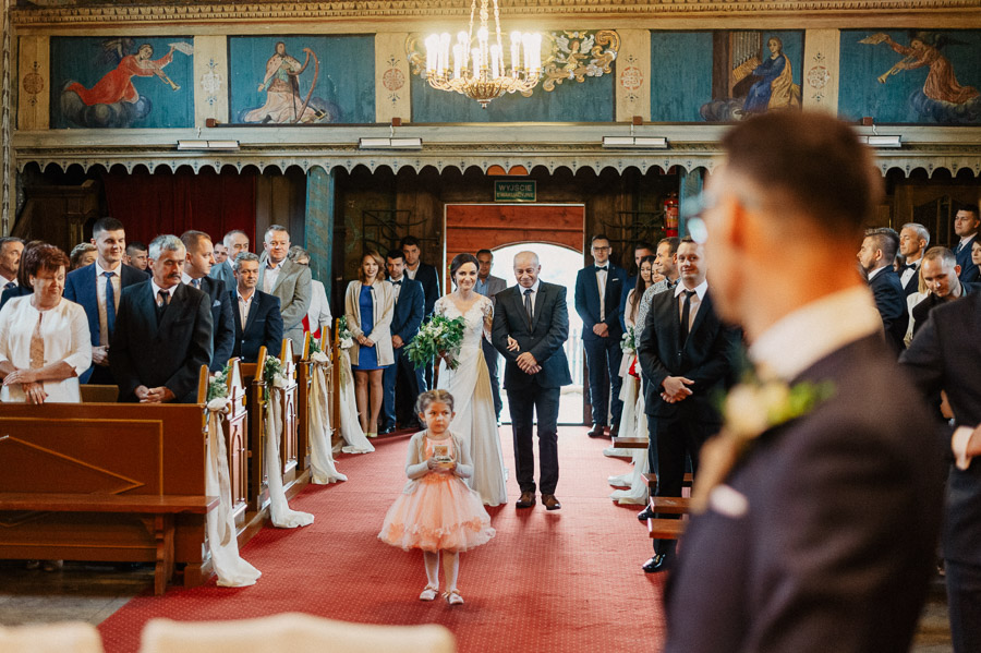 Wejście do Kościół pw św krzyża, Fotografia ślubna Kraków - Małopolska, Dokumentalny reportaż ślubny