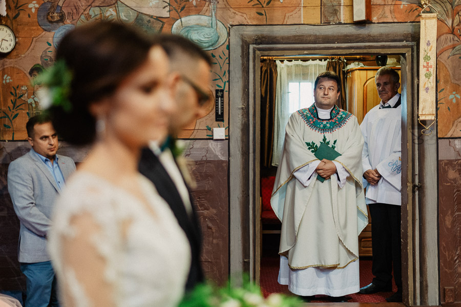 Kościół pw św krzyża i Ksiądz, Najlepszy fotograf ślubny, Nowoczesny reportaż ślubny