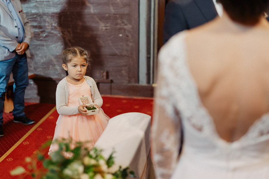 Dziewczynka trzyma obrączki, Fotografia ślubna Kraków - Małopolska, Fotografia ślubna