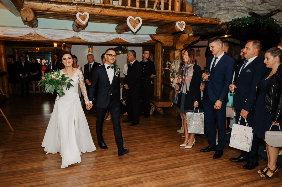 Wejście na sale weselną, Naturalna fotografia ślubna, Fotograf na wesele