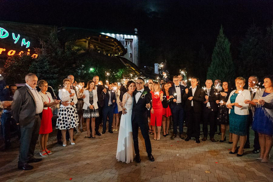 Zimne ognie na weselu, Siwy Dym Rabka Zdrój, Romantyczna i naturalna fotografia ślubna, Fotograf na wesele, 